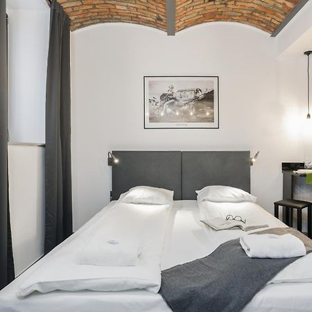 Level -1 Loft Apartments City Center By Renters 포즈난 외부 사진