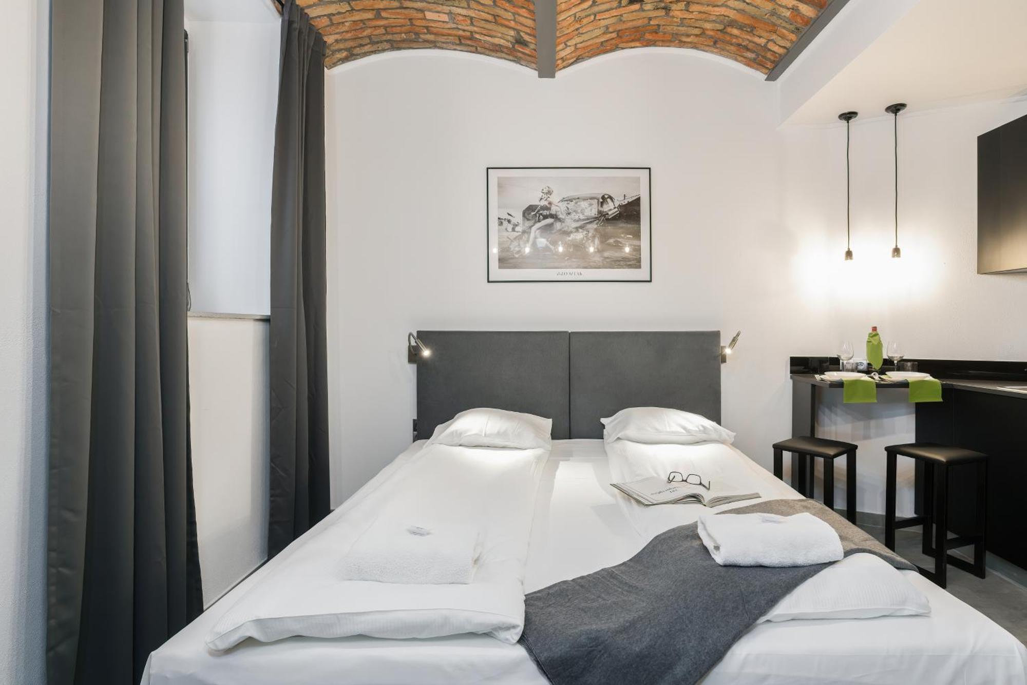 Level -1 Loft Apartments City Center By Renters 포즈난 외부 사진